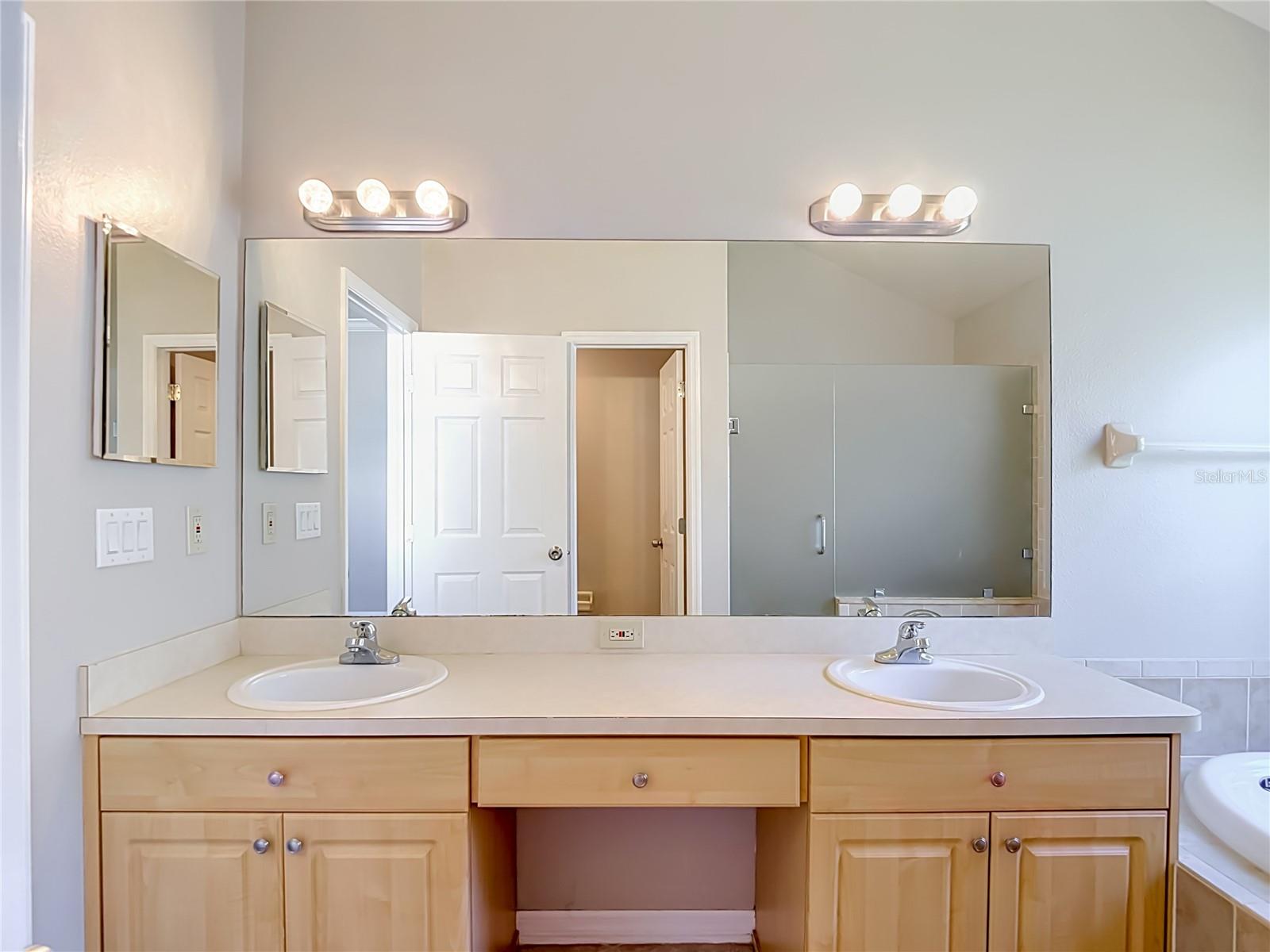 5423 BRADDOCK DR — photo 57