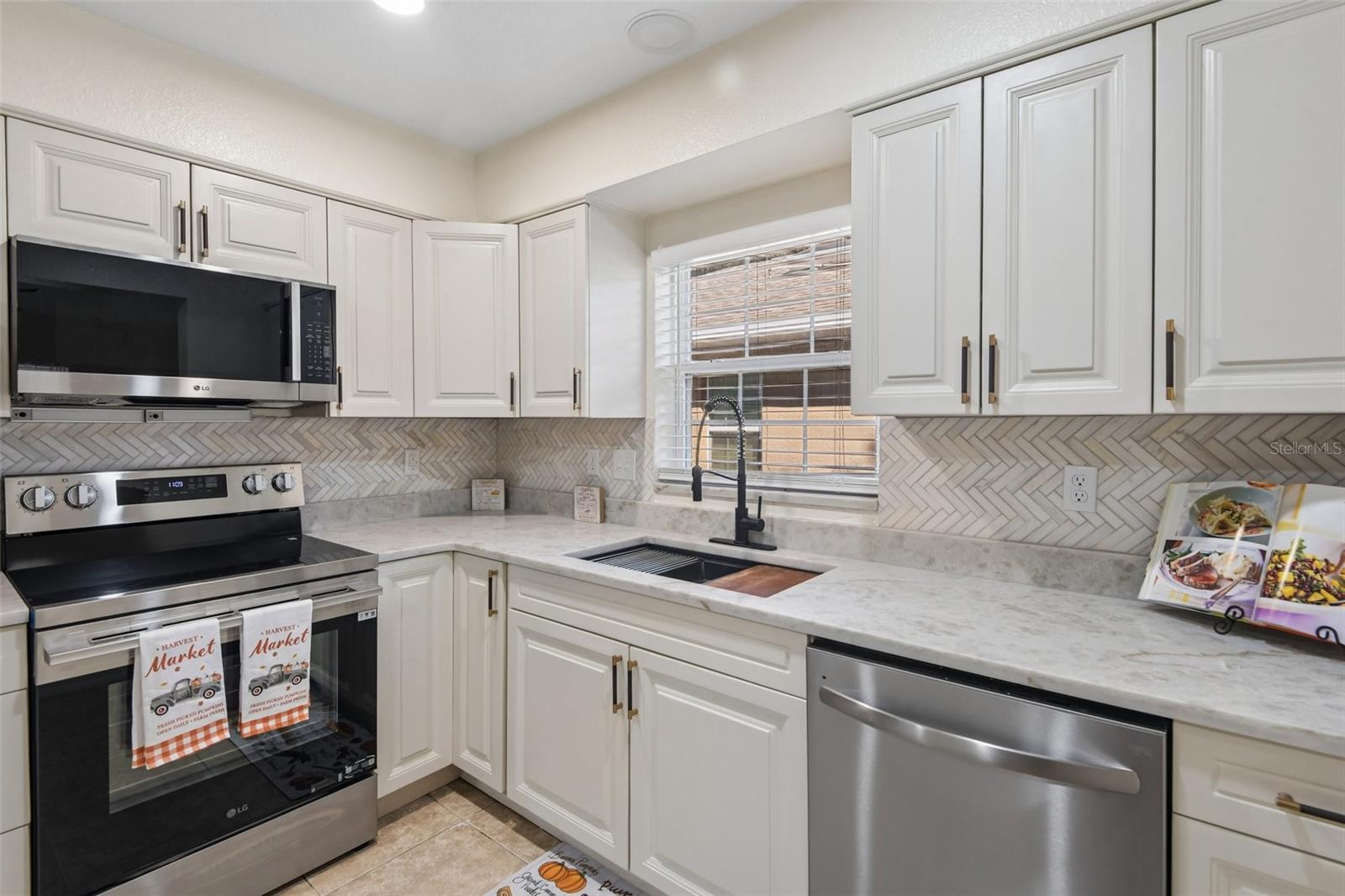 1866 BETTY LN — photo 18