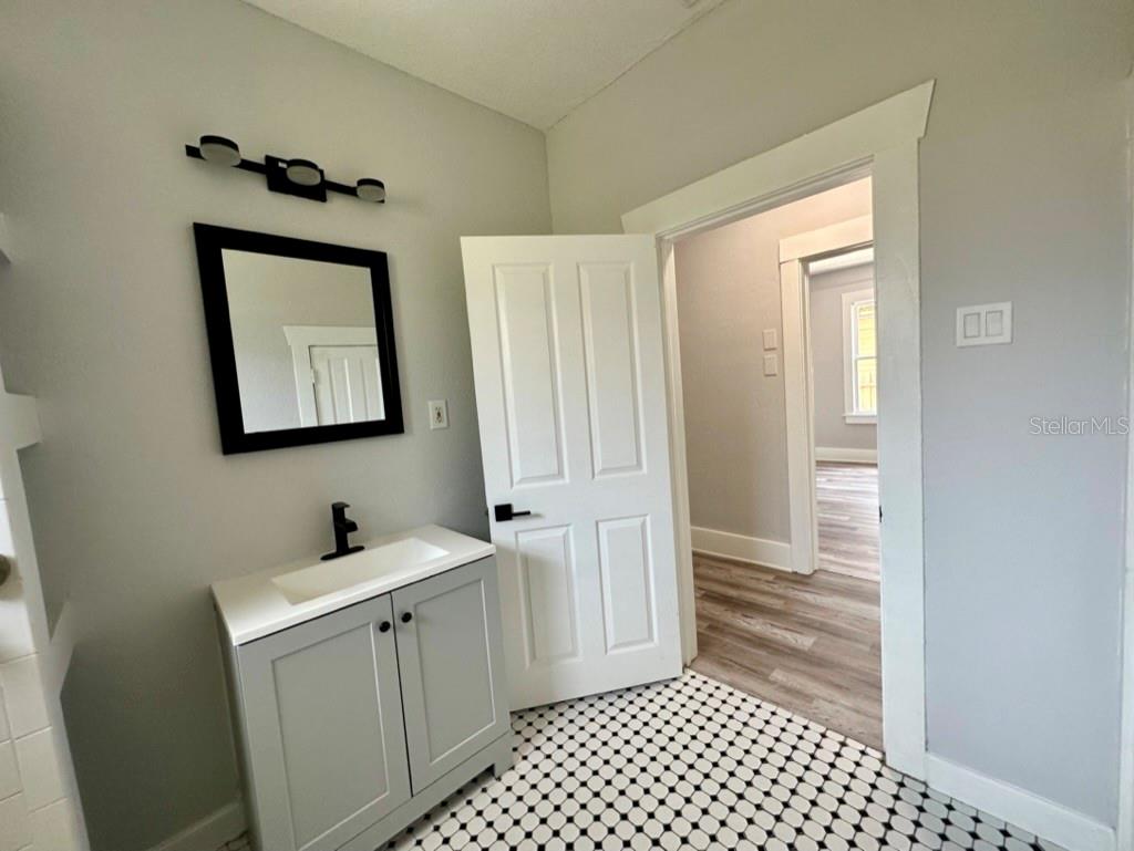 1021 E CAYUGA ST — photo 16