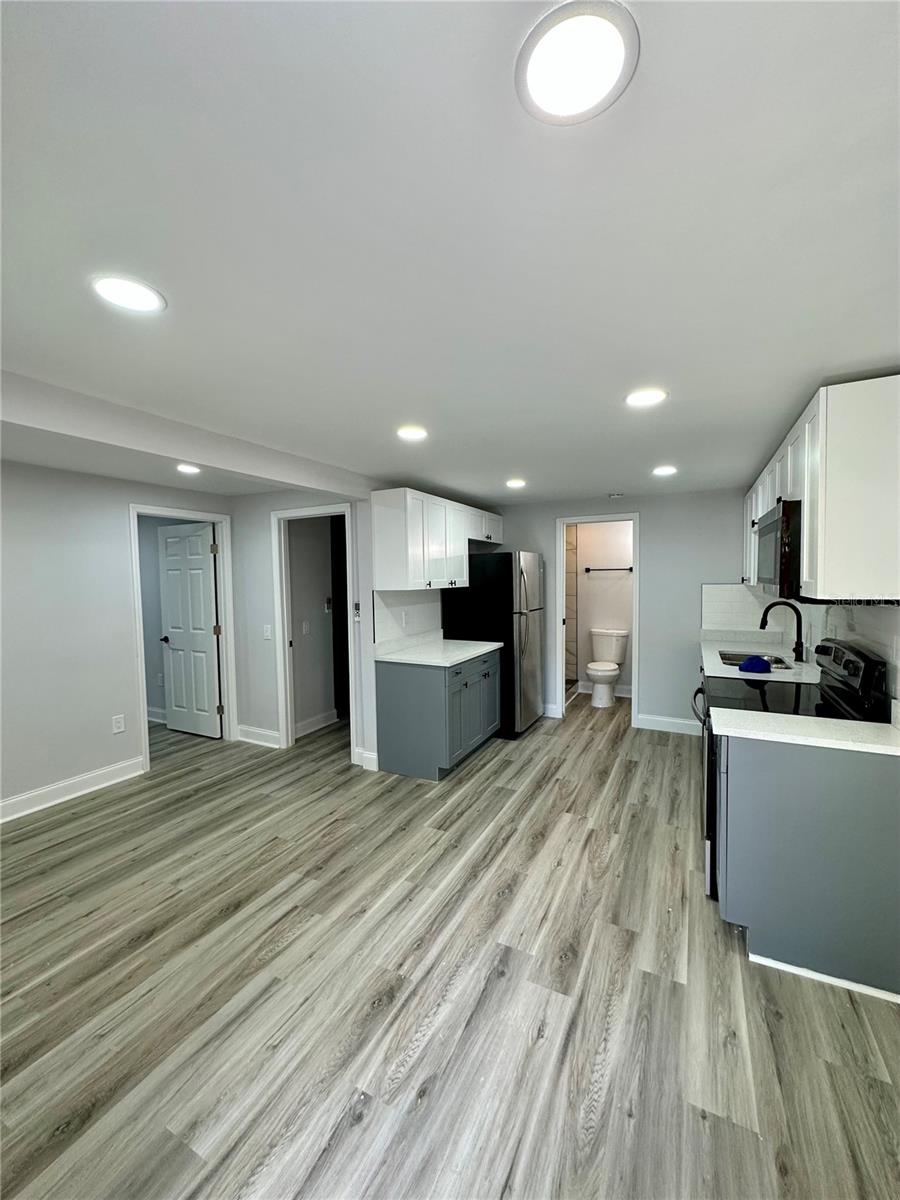 1021 E CAYUGA ST — photo 30
