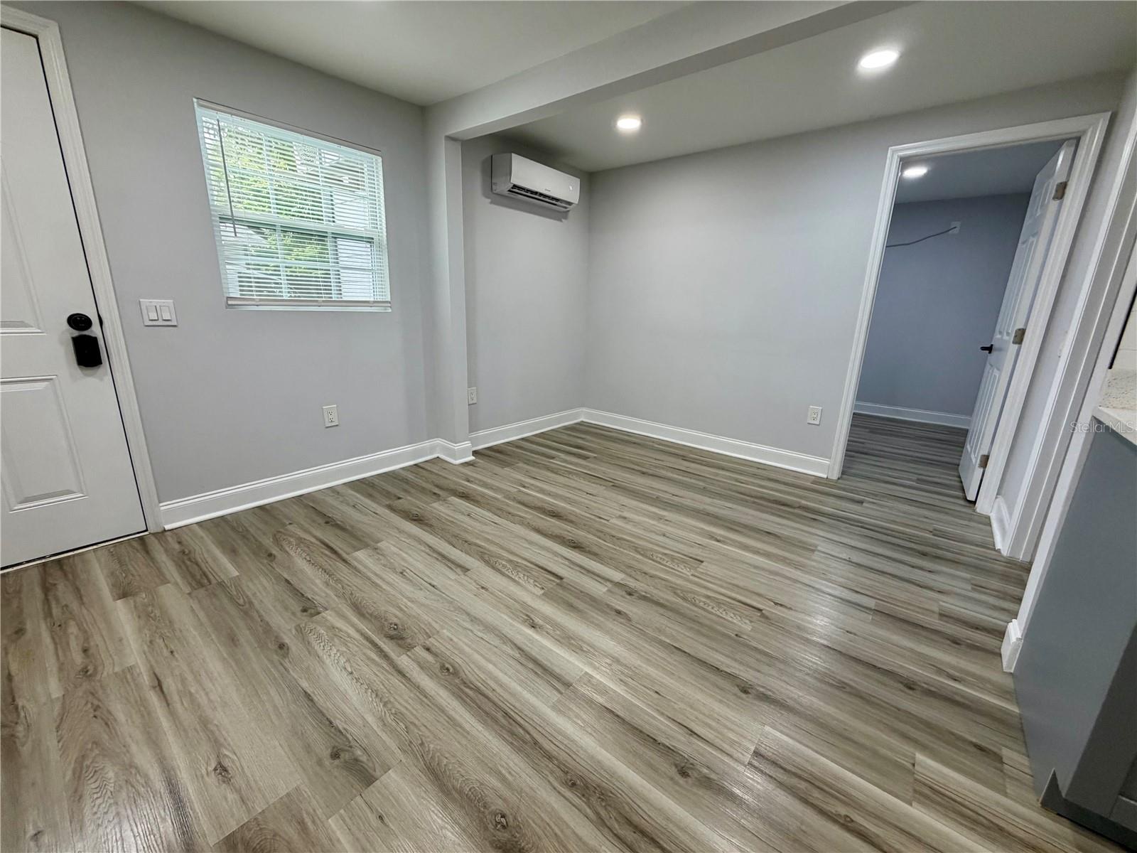 1021 E CAYUGA ST — photo 31