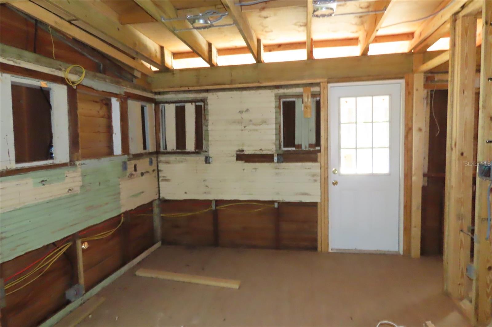 1223 E CRAWFORD ST — photo 2