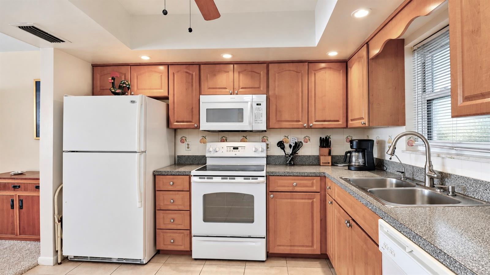 5200 BRITTANY DR S #606 — photo 6