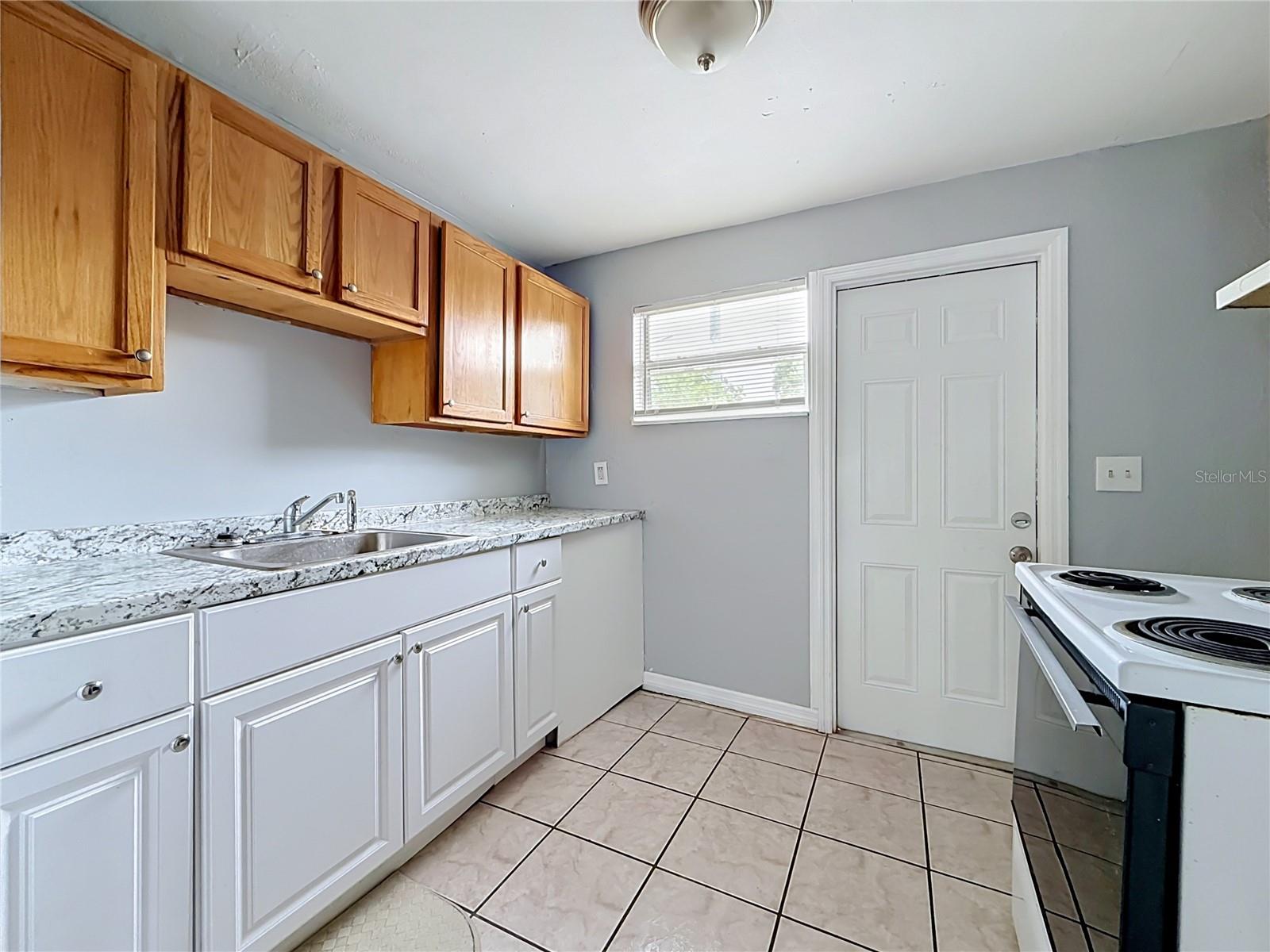 2135 OAKLEY AVE S — photo 11