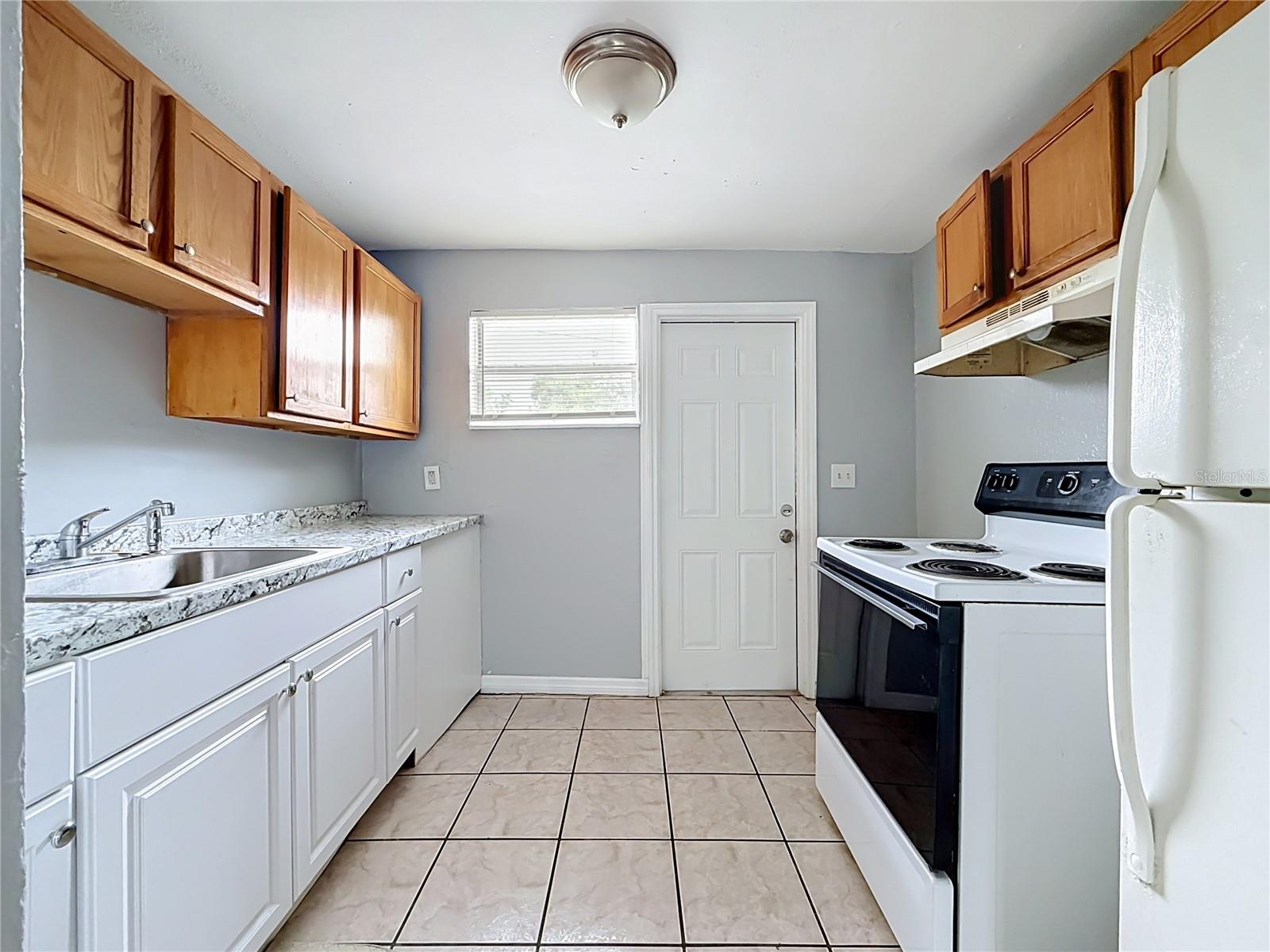 2135 OAKLEY AVE S — photo 9