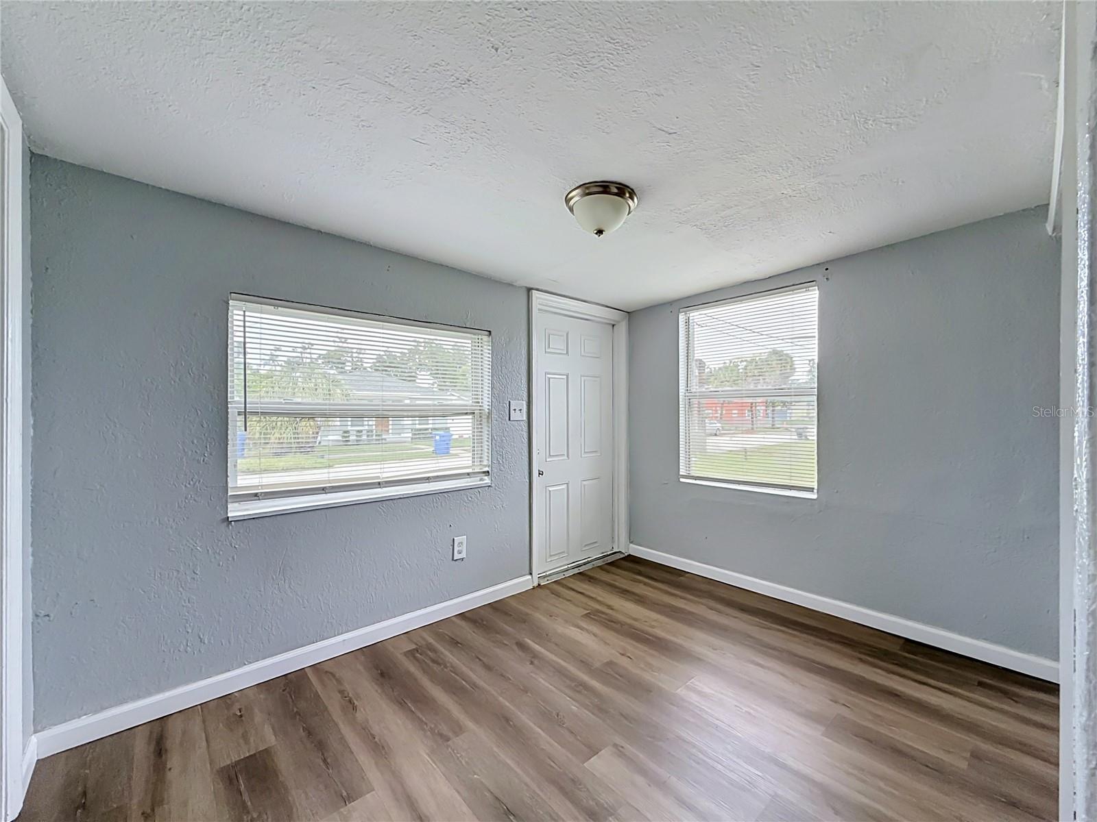 2135 OAKLEY AVE S — photo 3