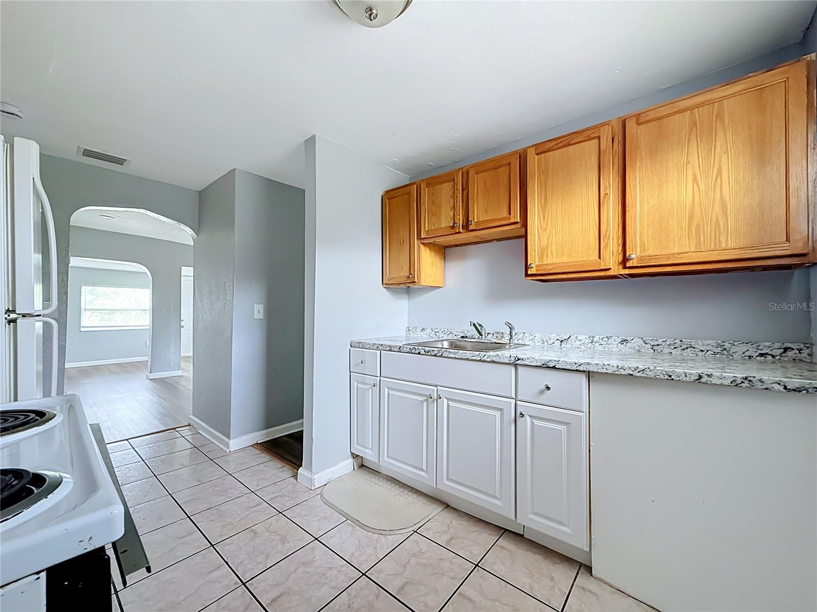 2135 OAKLEY AVE S — photo 12