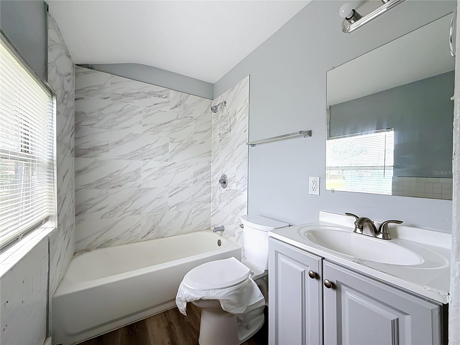 2135 OAKLEY AVE S — photo 17