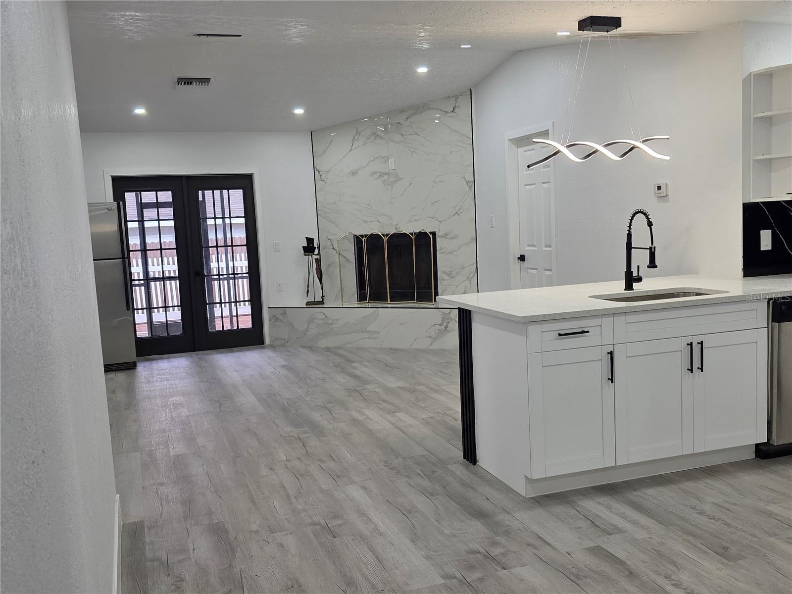 5044 ROANOKE DR — photo 3