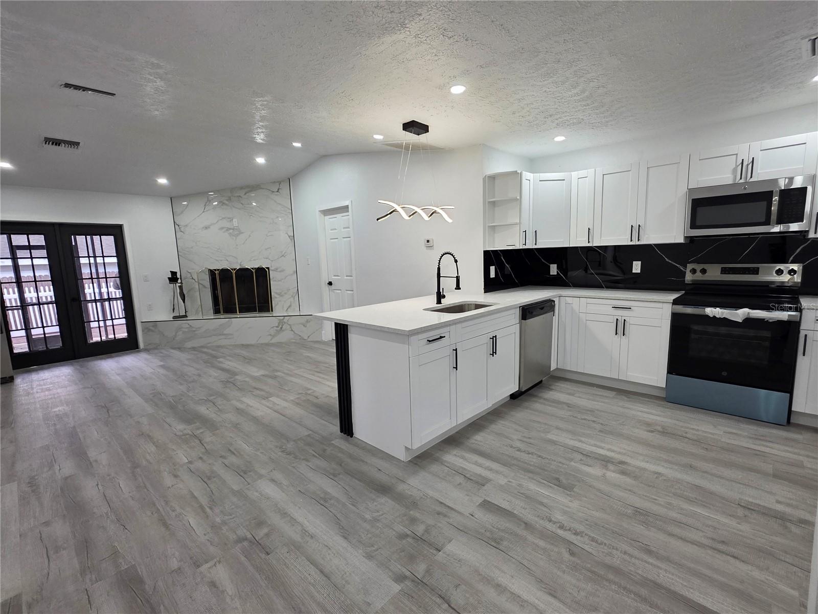 5044 ROANOKE DR — photo 2