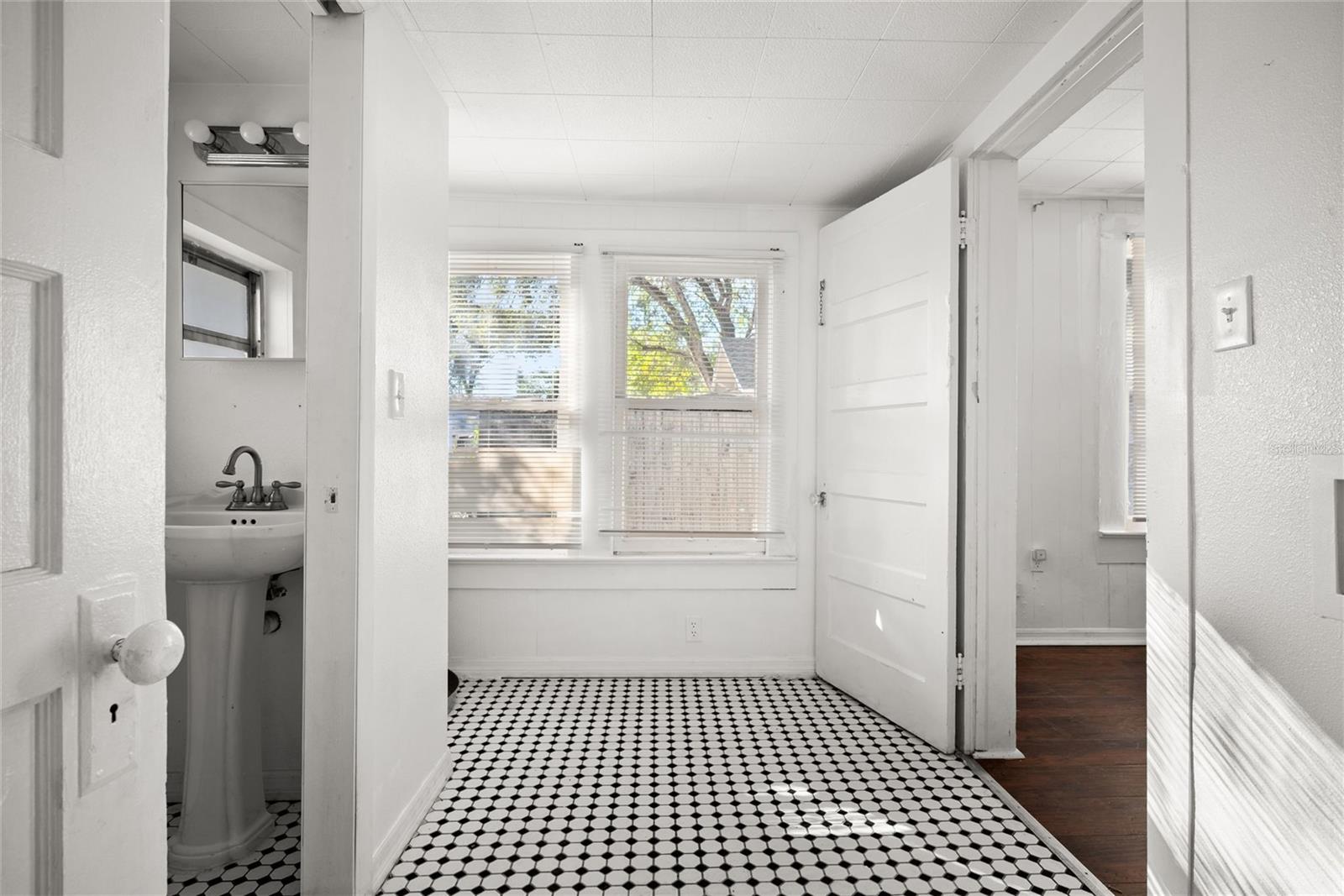 211 E CLUSTER AVE — photo 17