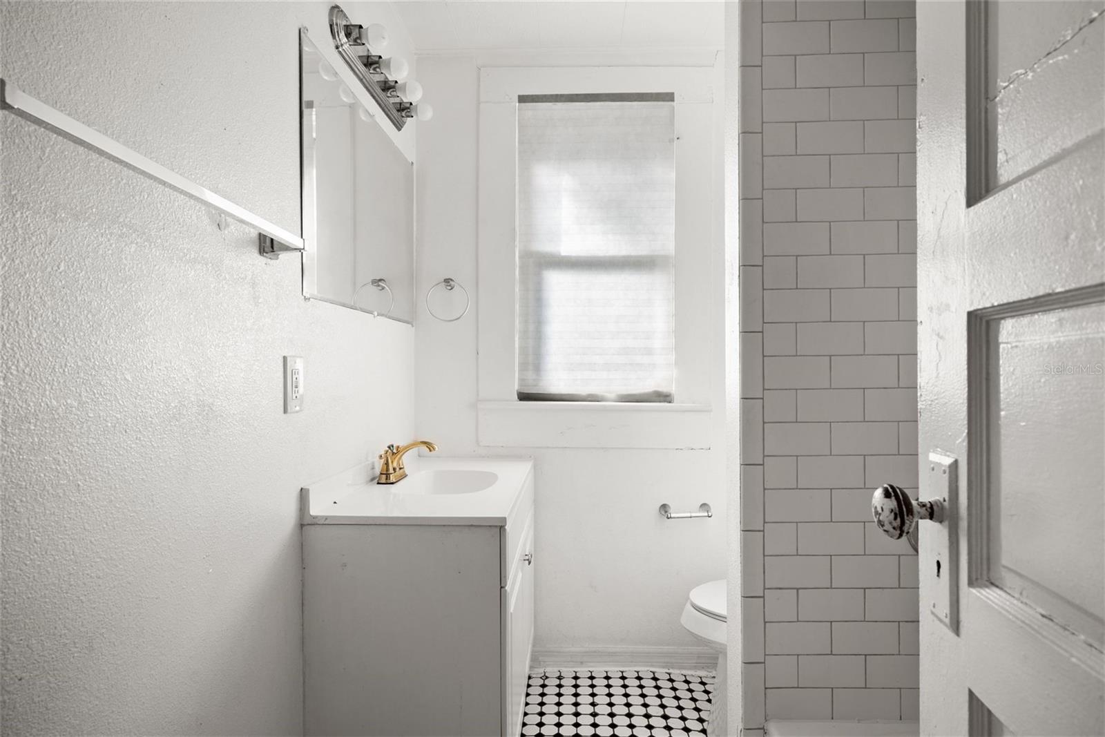 211 E CLUSTER AVE — photo 13