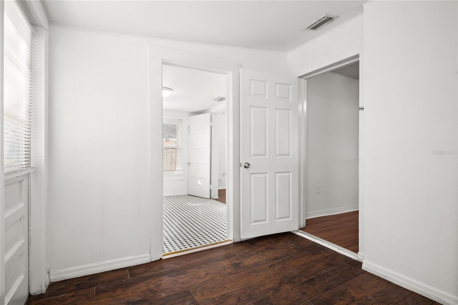 211 E CLUSTER AVE — photo 15