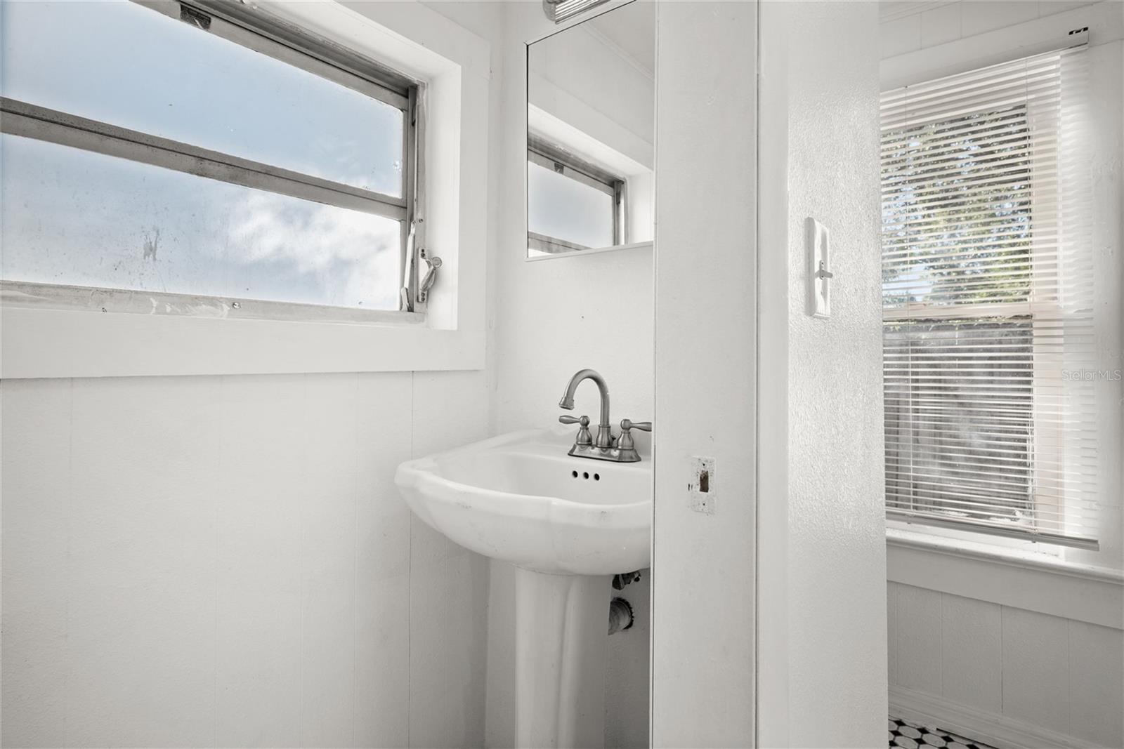 211 E CLUSTER AVE — photo 18