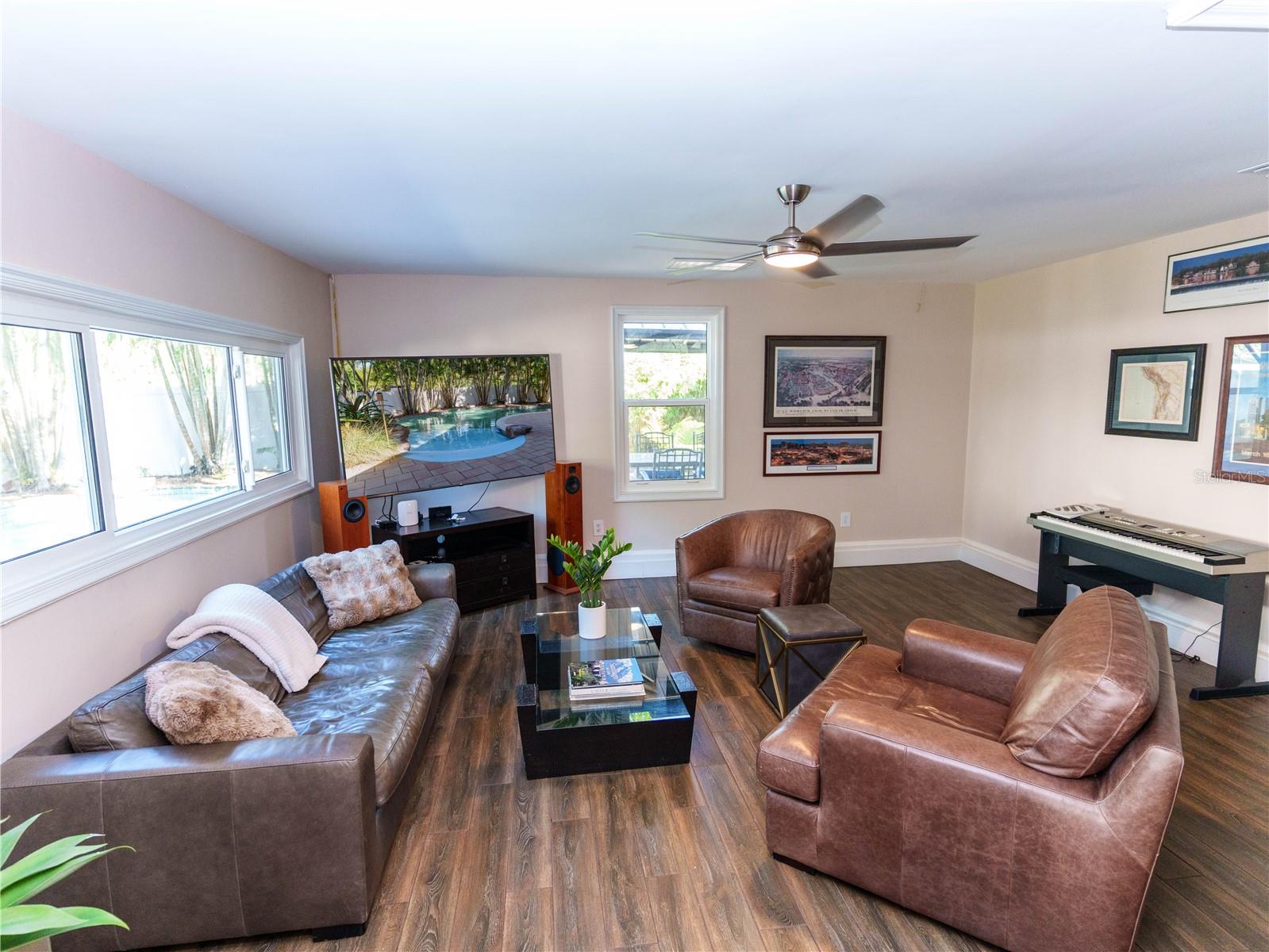 2633 W SUNSET DR — photo 18