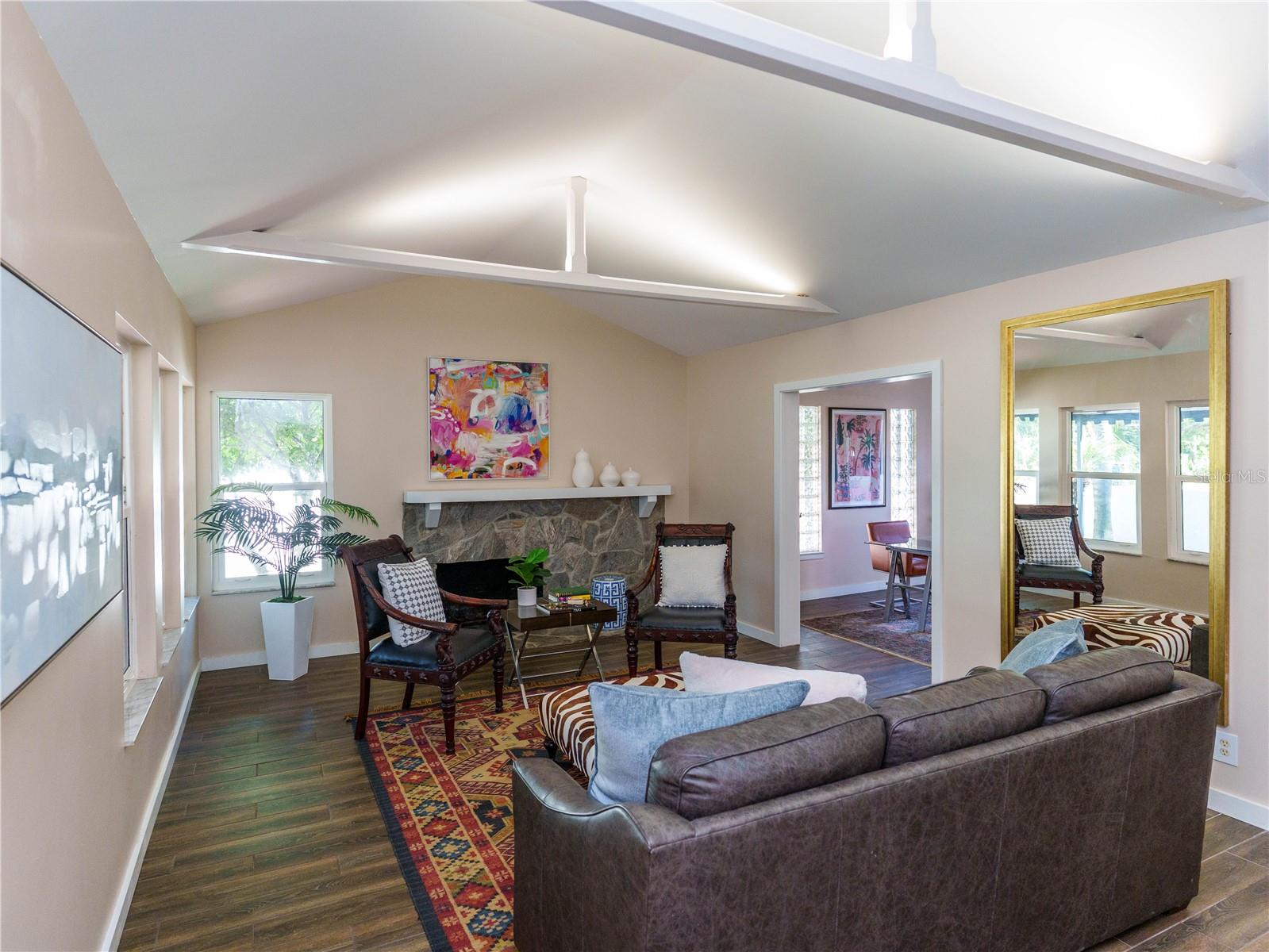 2633 W SUNSET DR — photo 3
