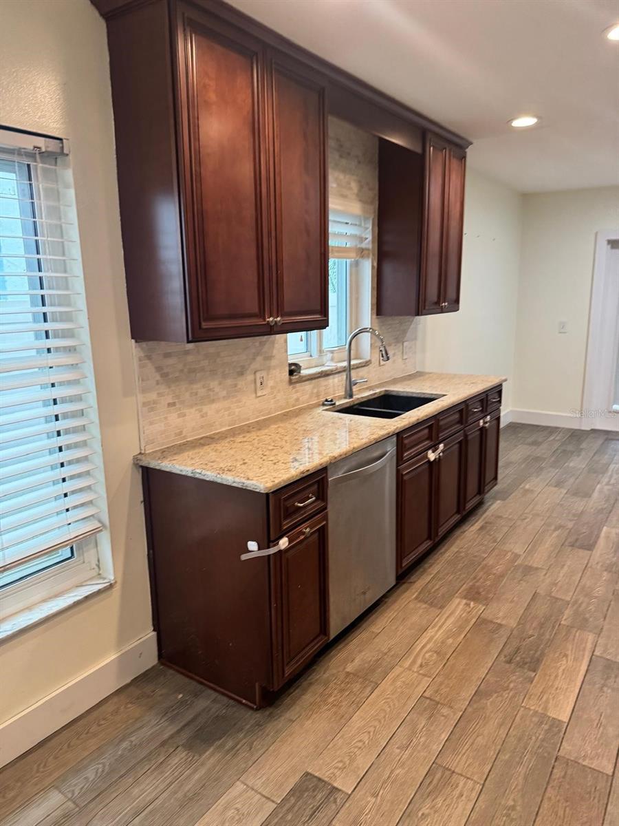 7920 GEORGE WASHINGTON LN — photo 10