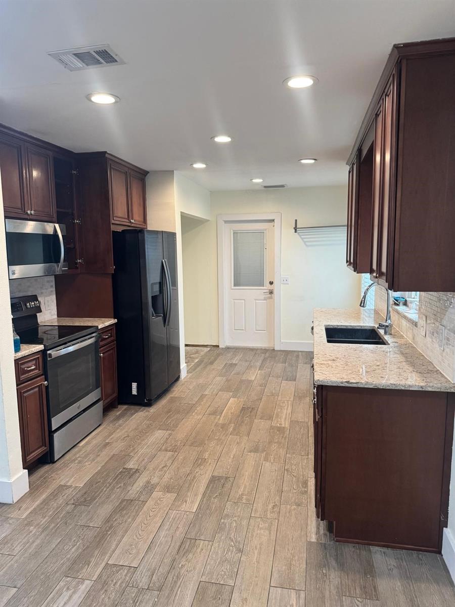 7920 GEORGE WASHINGTON LN — photo 13