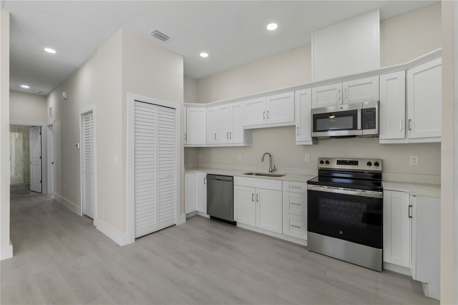 6976 BELLTREE CIR — photo 15