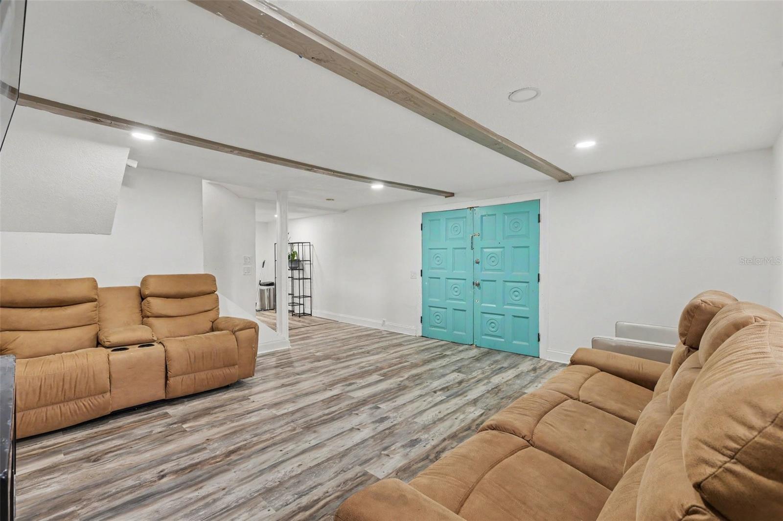 301 W CHELSEA ST — photo 5