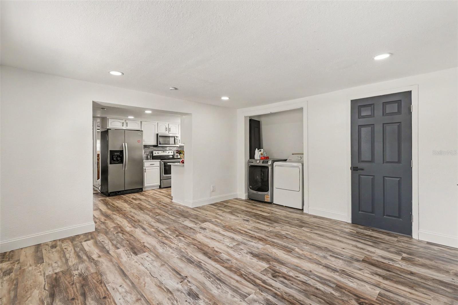 301 W CHELSEA ST — photo 8