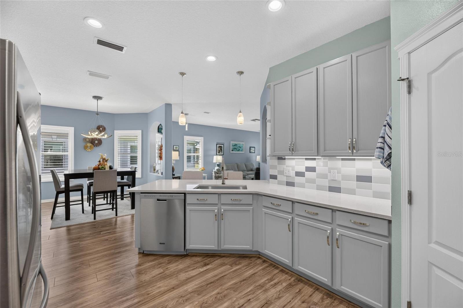 6817 SURREY OAK DR — photo 11
