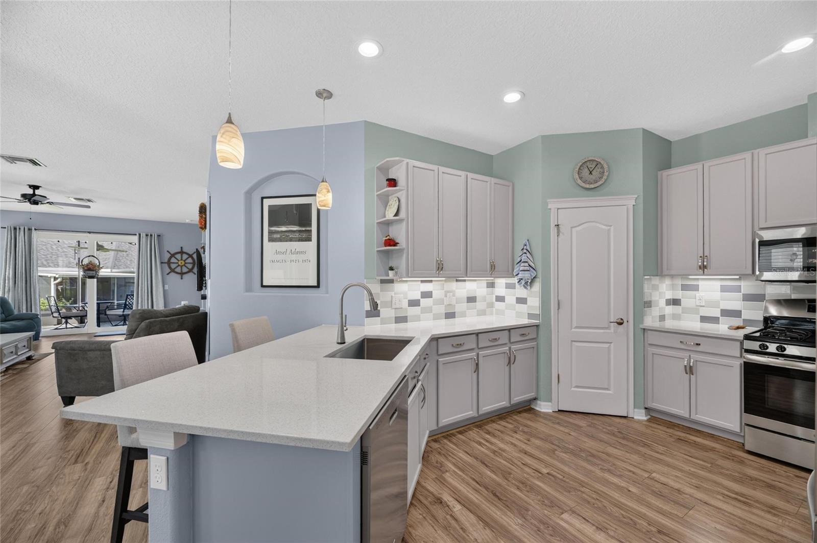 6817 SURREY OAK DR — photo 16