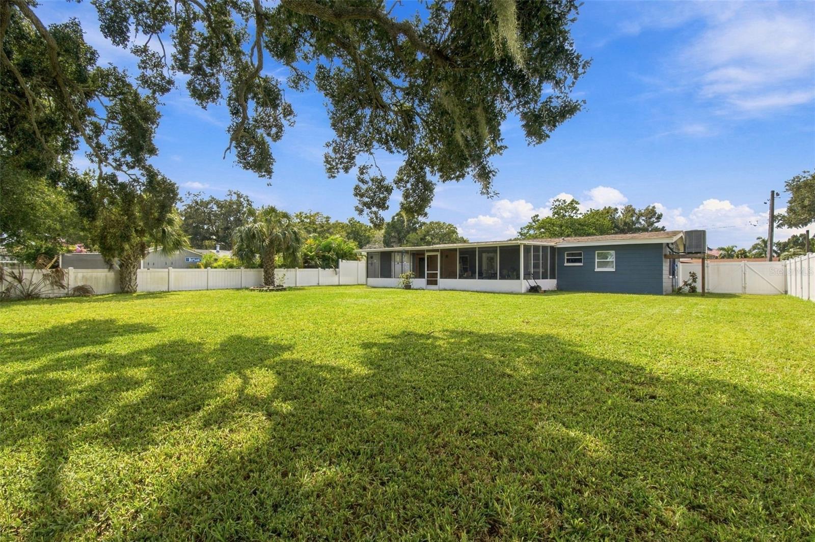 335 COUNTRY CLUB DR — photo 44