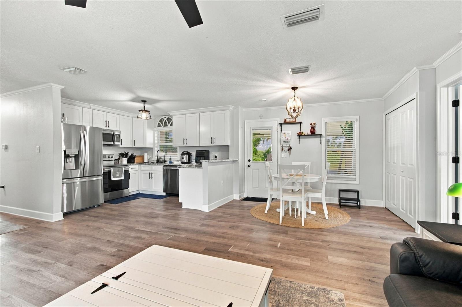 335 COUNTRY CLUB DR — photo 5