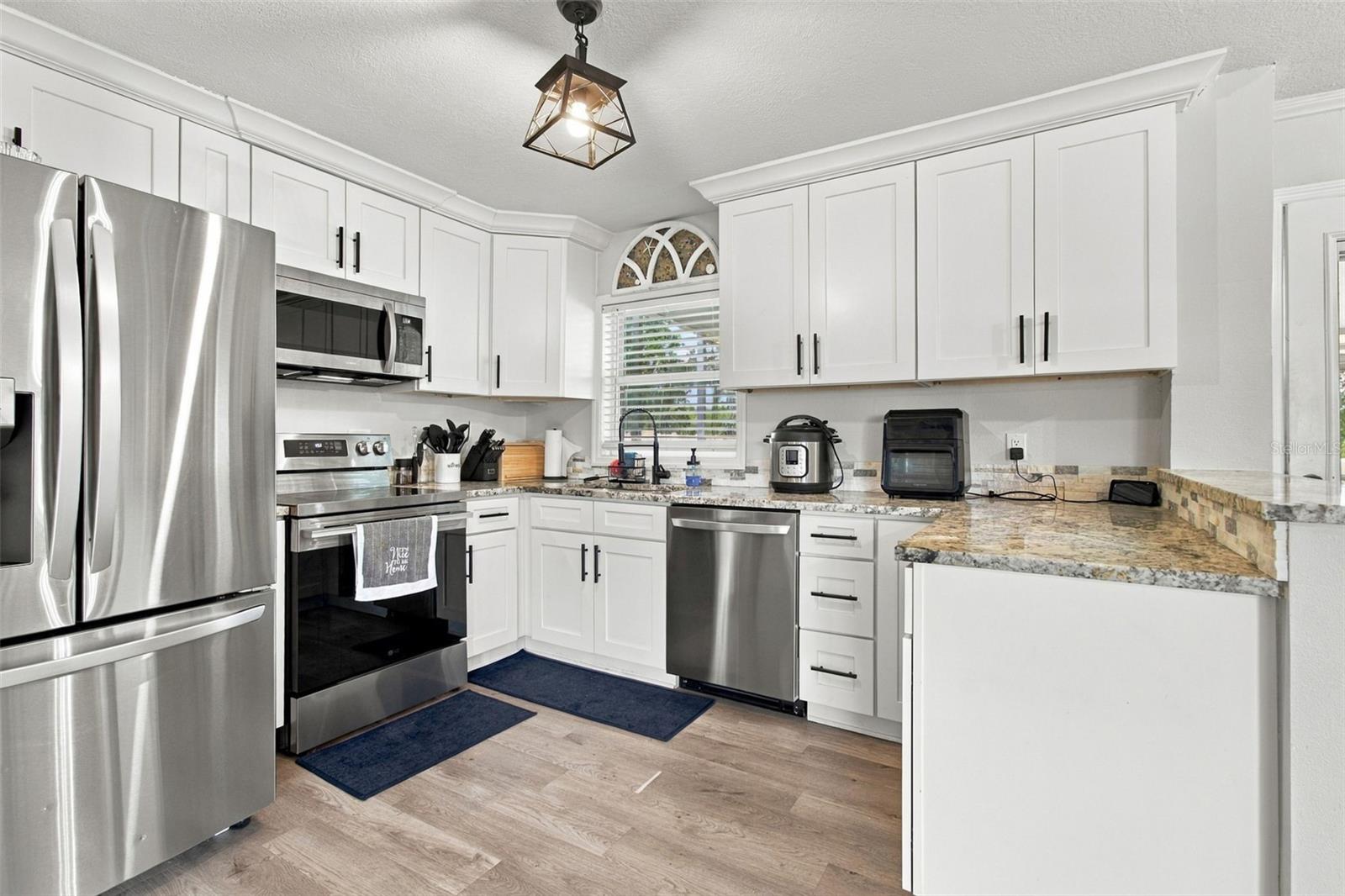 335 COUNTRY CLUB DR — photo 2