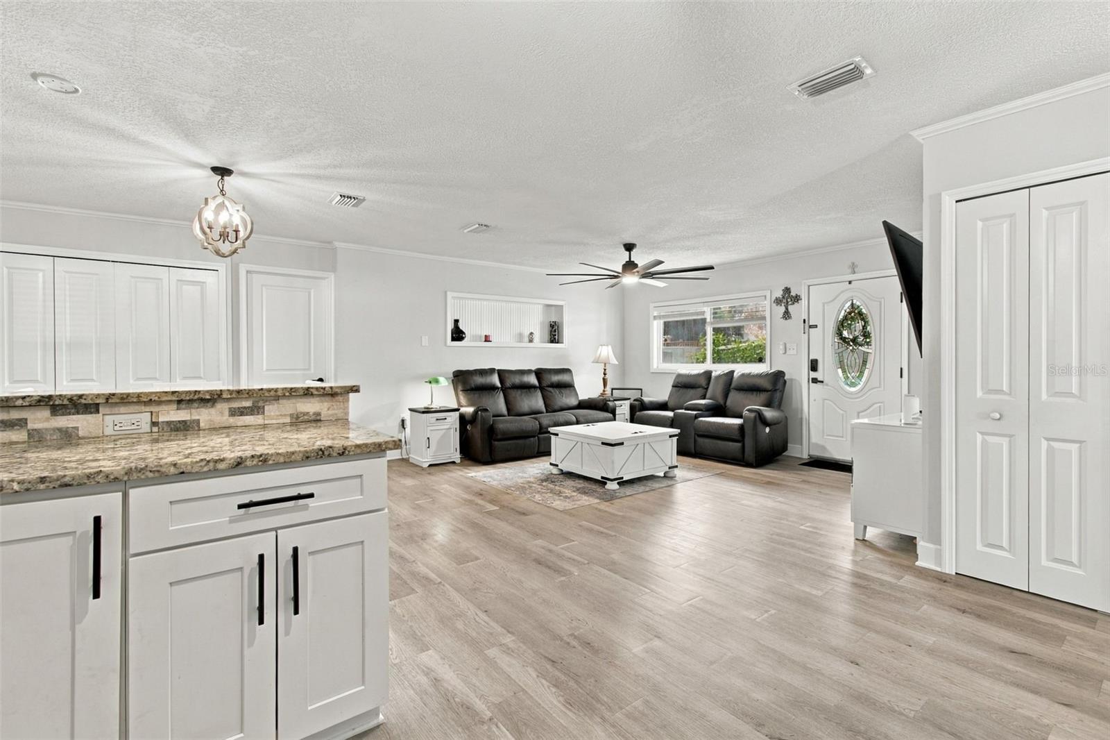 335 COUNTRY CLUB DR — photo 14