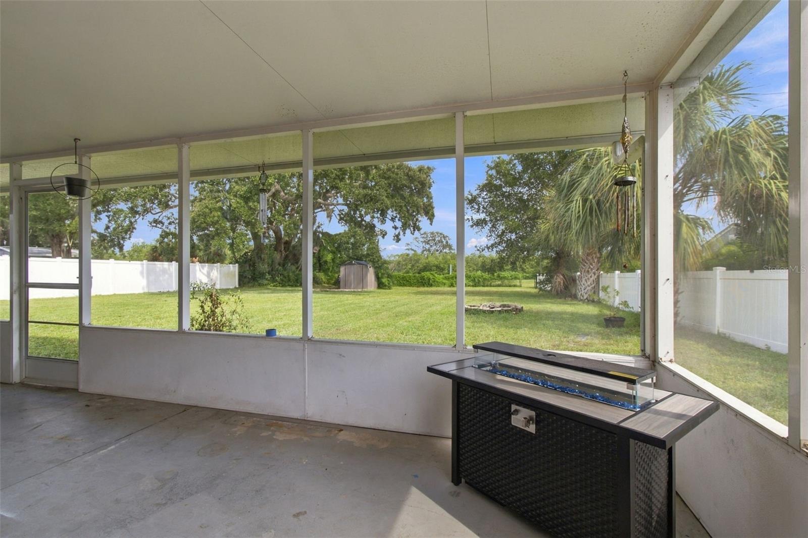 335 COUNTRY CLUB DR — photo 38