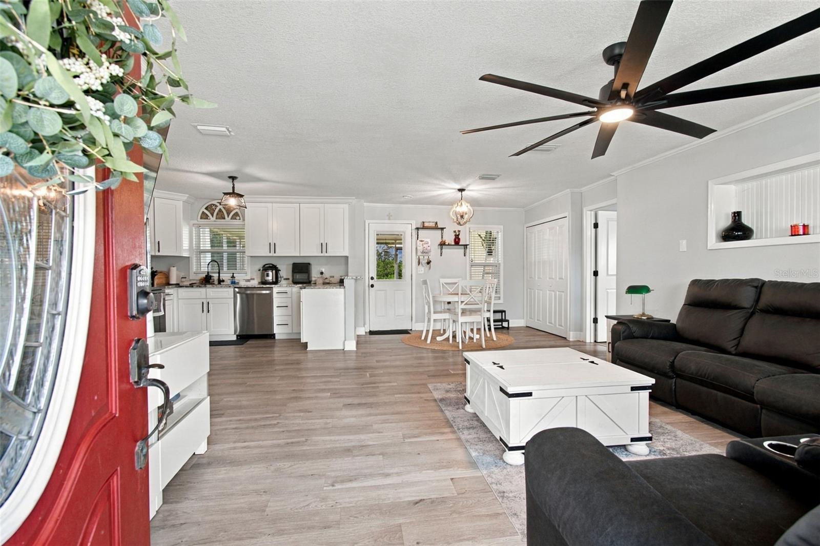 335 COUNTRY CLUB DR — photo 10