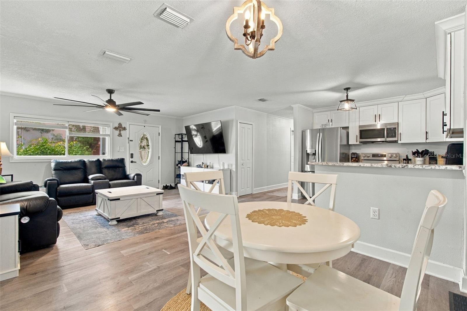 335 COUNTRY CLUB DR — photo 8