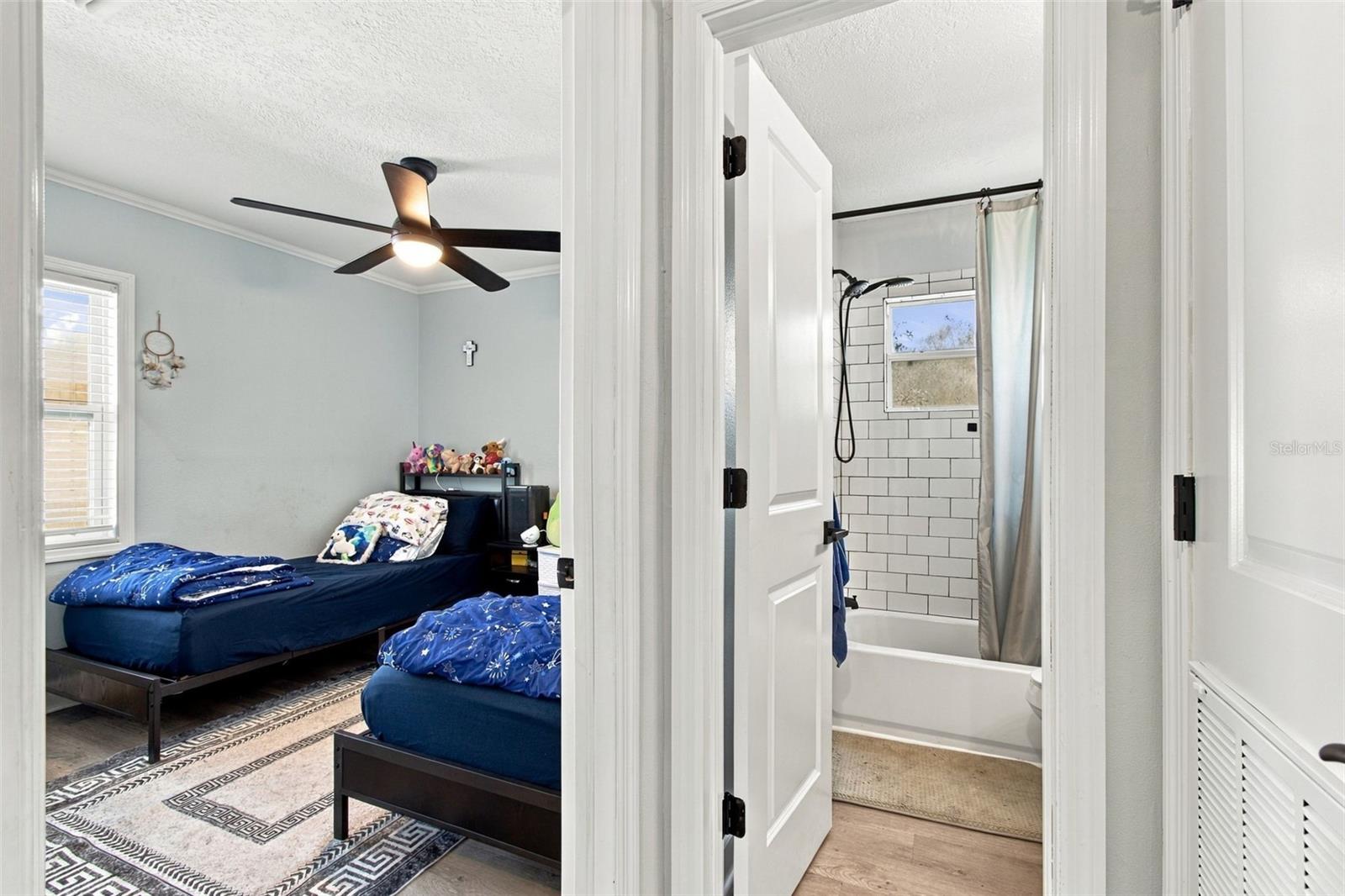 335 COUNTRY CLUB DR — photo 30