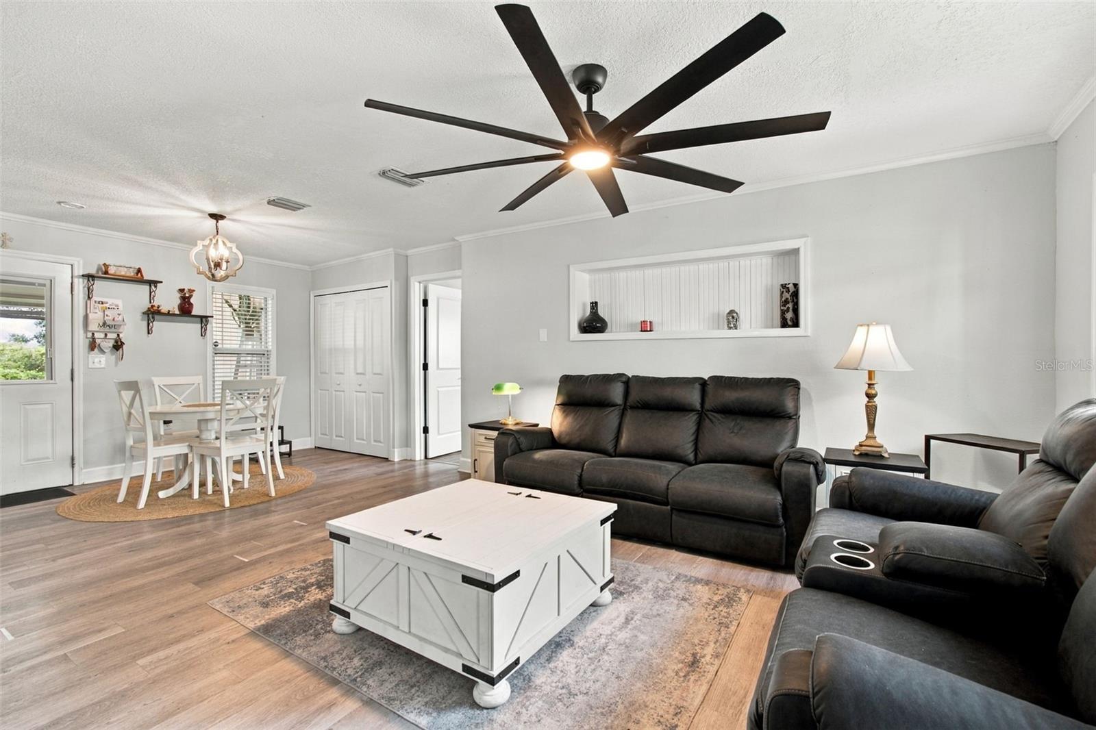 335 COUNTRY CLUB DR — photo 11