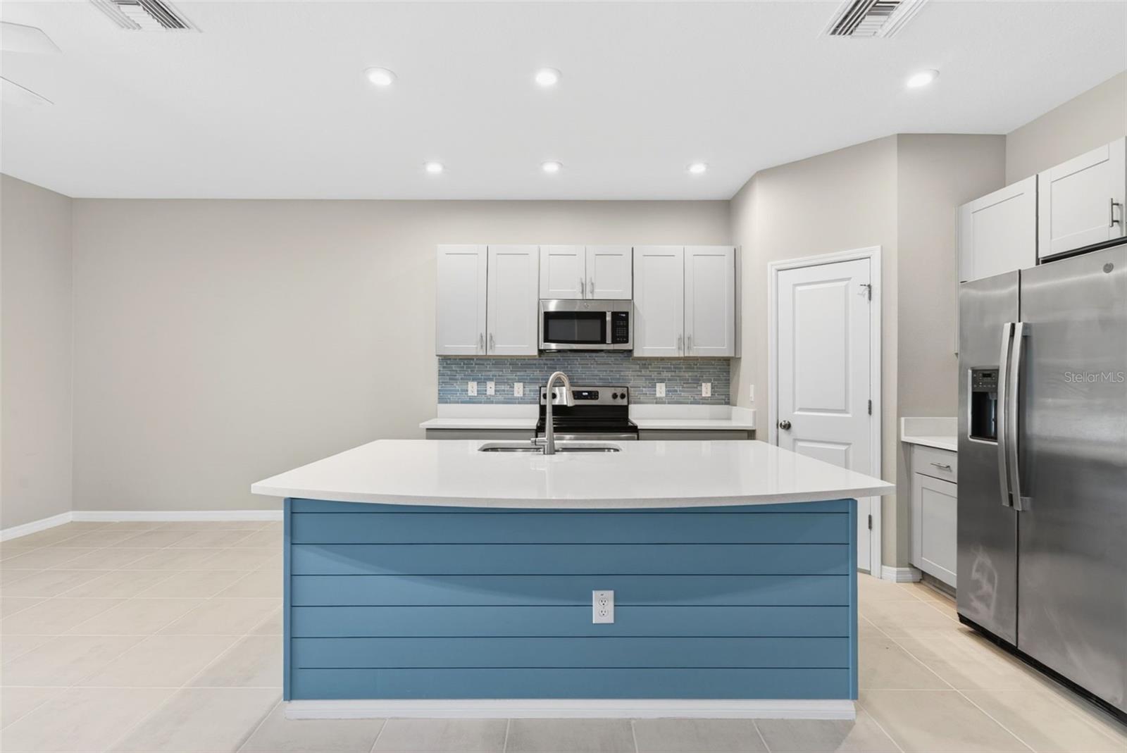 6425 FAIRMONT LN — photo 16