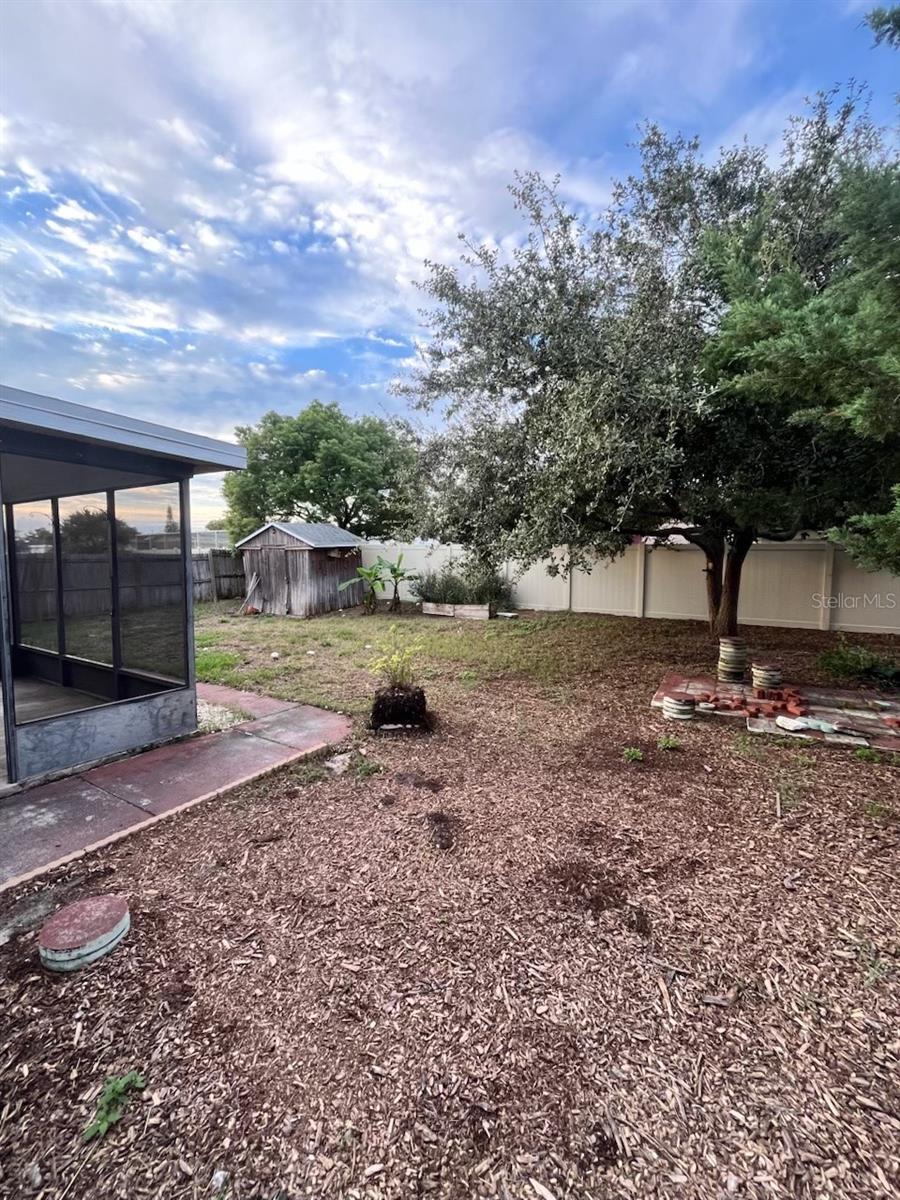 8053 SAYBROOK DR — photo 12