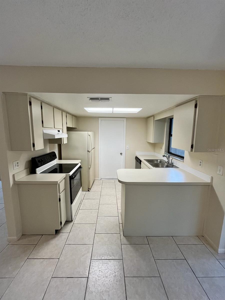 8053 SAYBROOK DR — photo 4