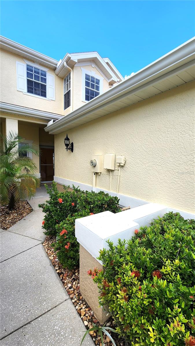 642 SPRING LAKE CIR — photo 3