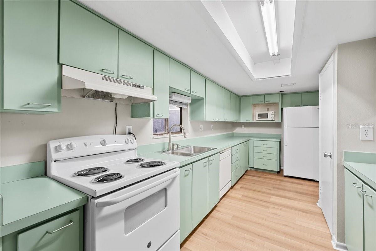 7903 CEDAR DR — photo 10