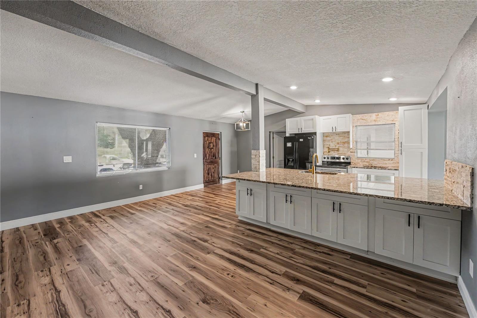 217 GARDEN CIR — photo 4