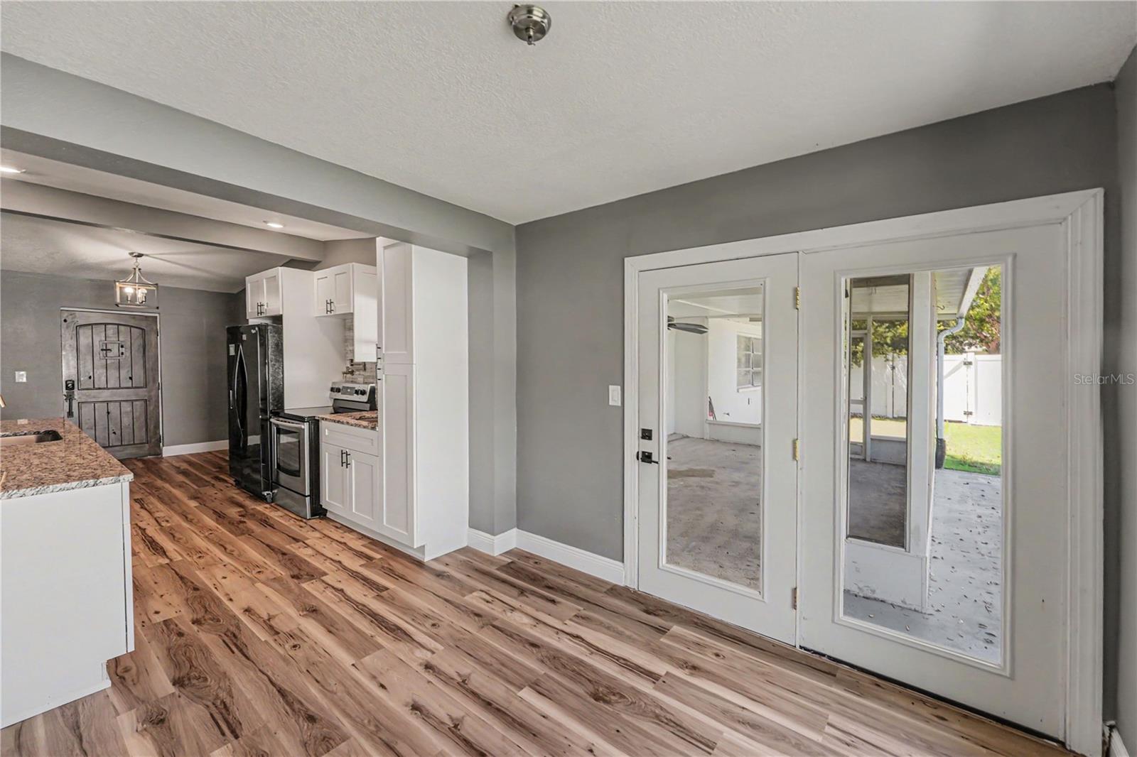 217 GARDEN CIR — photo 10