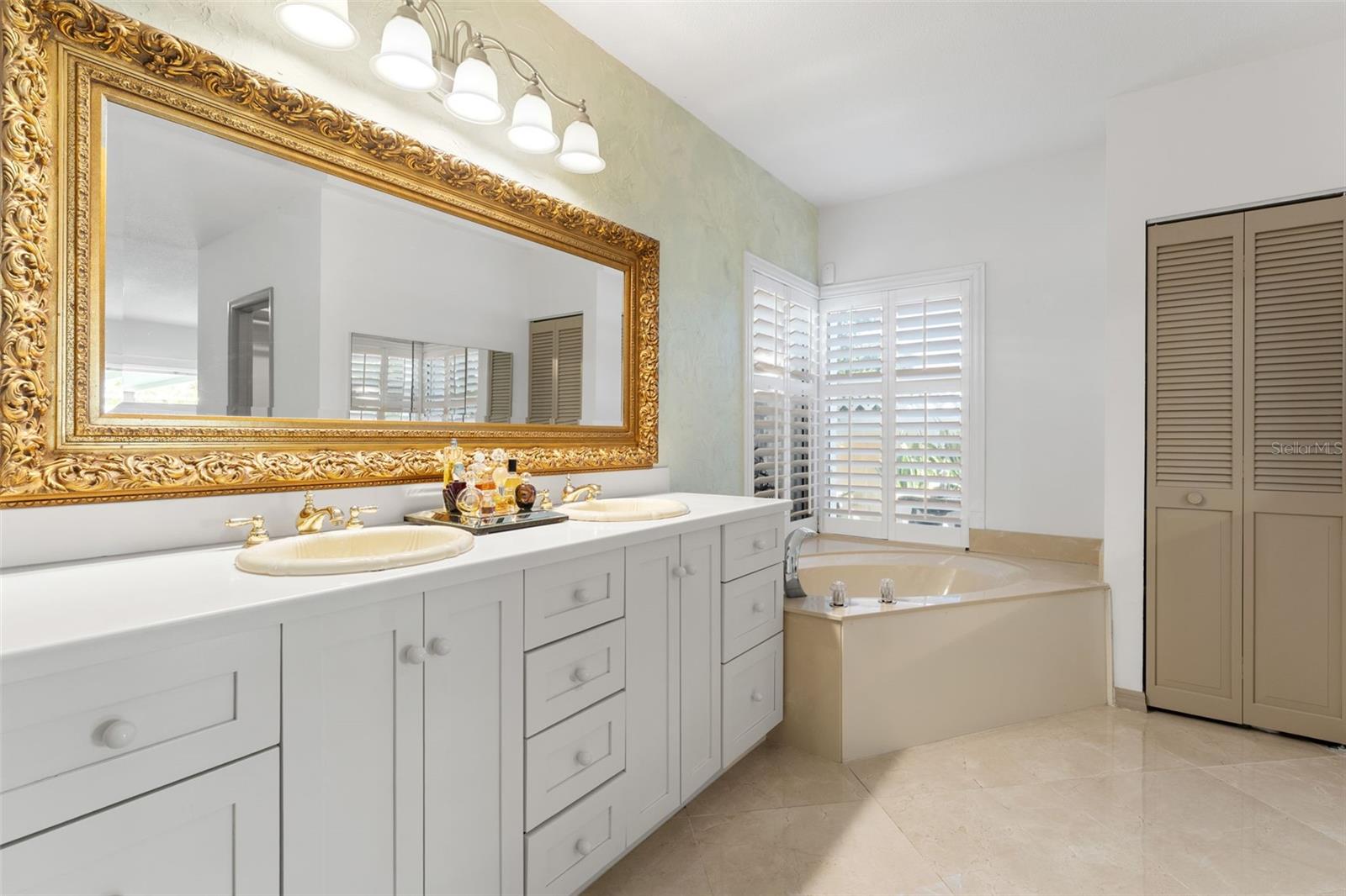 966 N DORAL LN — photo 40