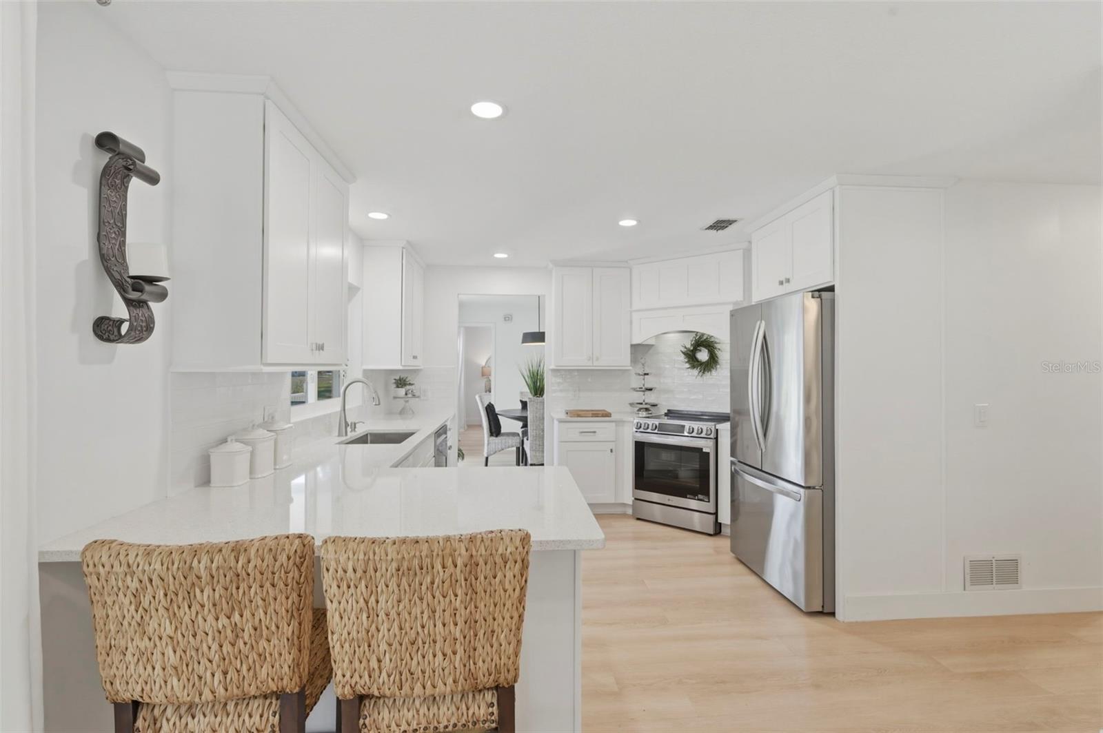 4642 SAINT LAWRENCE DR — photo 4