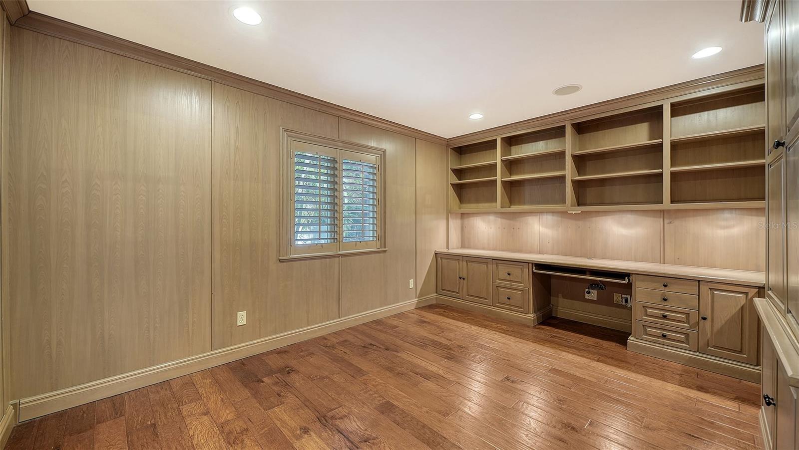 1695 HYDE PARK ST — photo 25