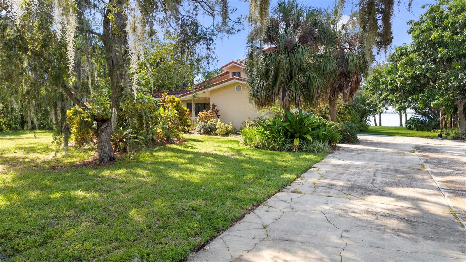 600 SHORE DR E — photo 18