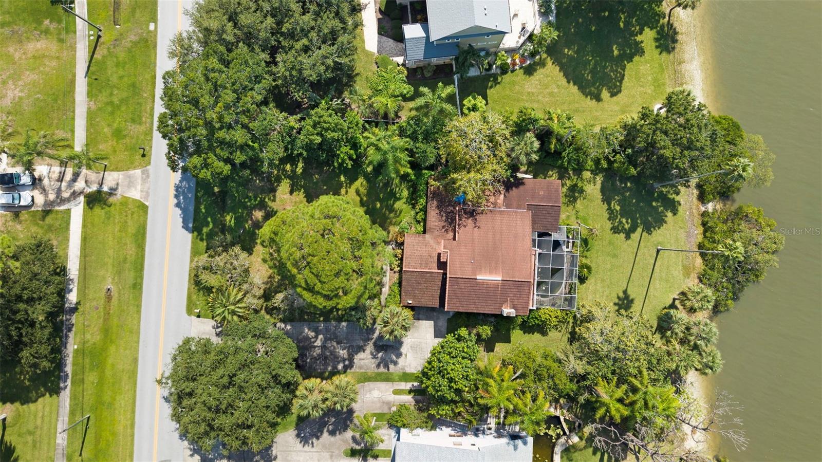 600 SHORE DR E — photo 48
