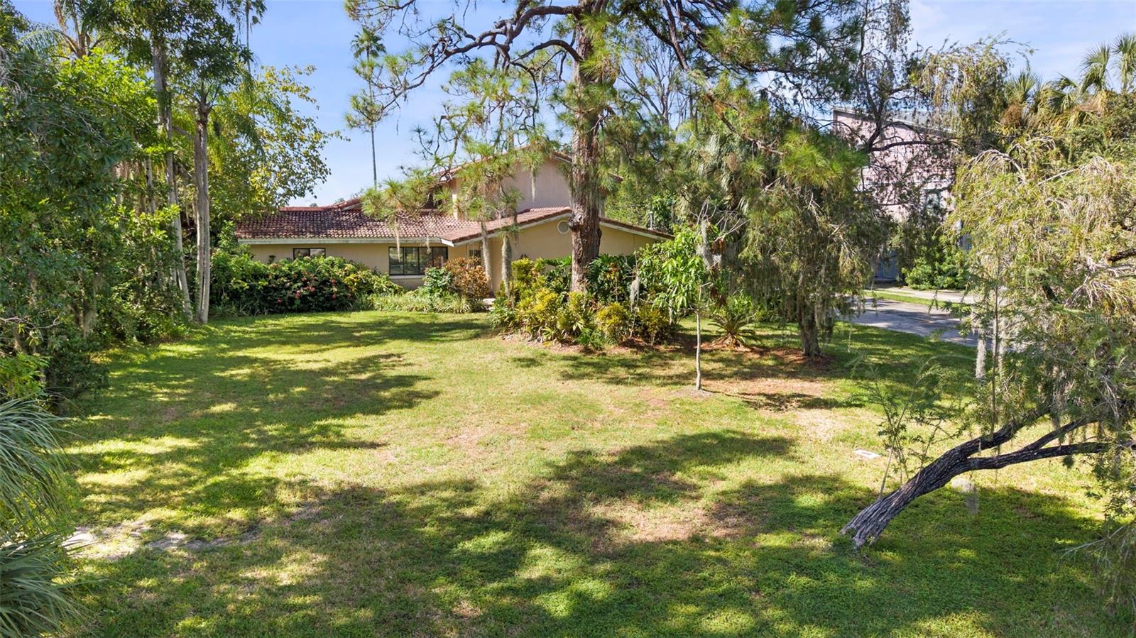 600 SHORE DR E — photo 17