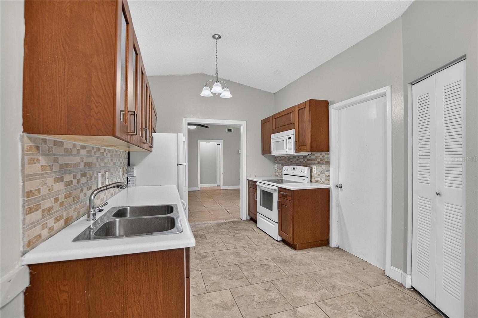 629 STILLVIEW CIR — photo 24